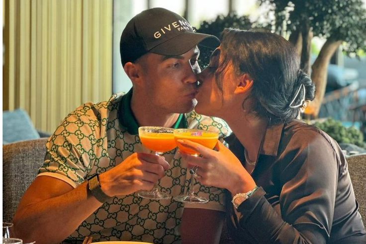 Rodriguez and Ronaldo were photographed eating in a restaurant and were caught kissing