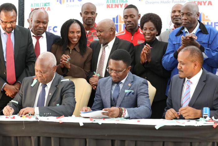 AK president Jack Tuwei (L), Sports CS Ababu Namwamba (C) and HFC CEO Robert Kibaara during the meeting