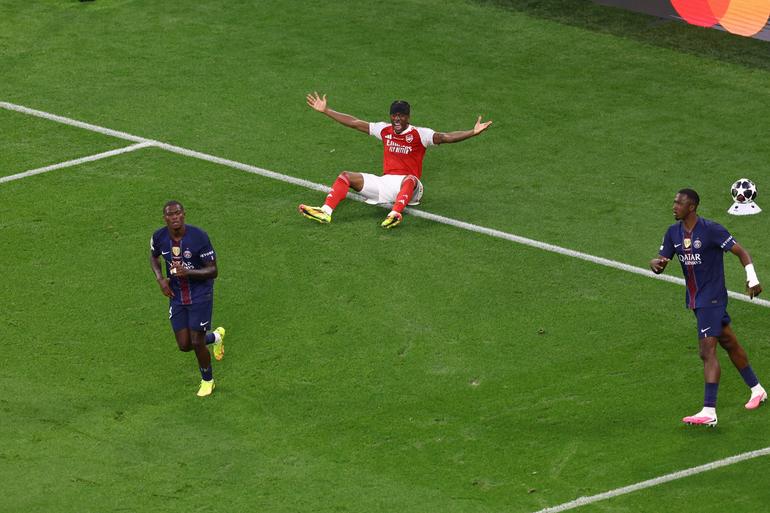 Madueke complains after referee waved off penalty. || imago