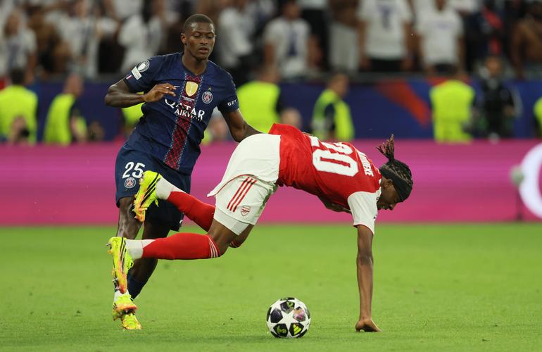 Madueke fouled in the box by Mendez || Imago