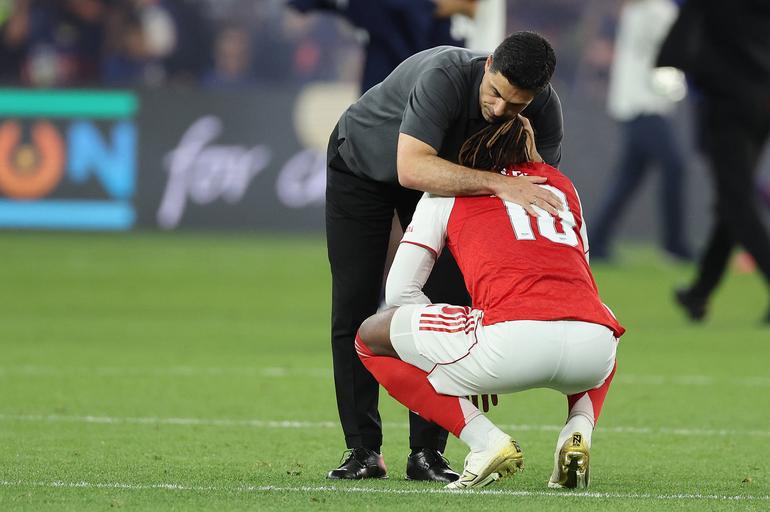 Arteta consoles Eze || Imago