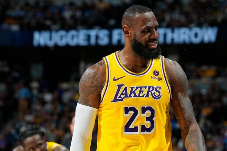 LeBron James ready to accept pay cut to help Lakers land Klay Thompson