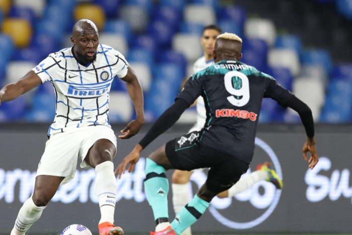 Romelu Lukaku squaring up against Victor Osimhen || Image credit: Imago
