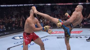 Alex Pereira knocks out Jiri Prochazka with brutal head kick