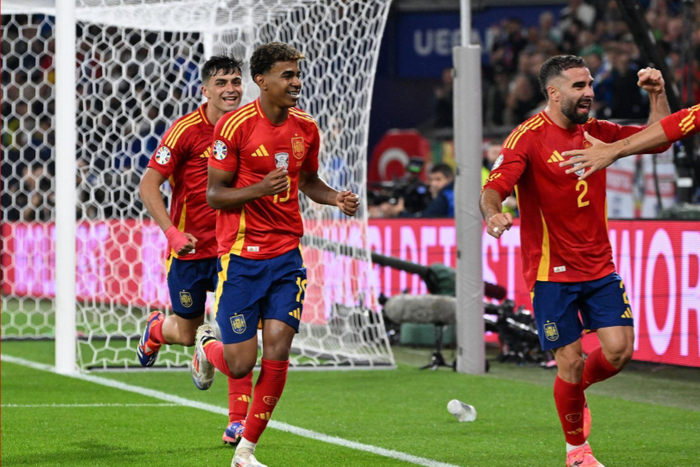 Dani Carvajal celebrating a Spanish goal witth Alvaro Morata and Lamine Yamal || Image credit: Imago