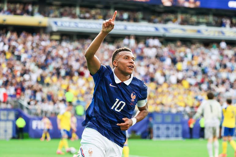 Mbappe scores for France || Imago