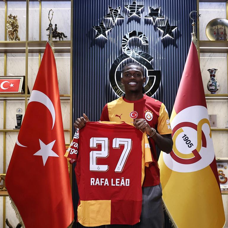 Rafael Leao joins Galatasaray.
