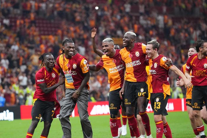 Osimhen leads Leao's initiation with the fans.