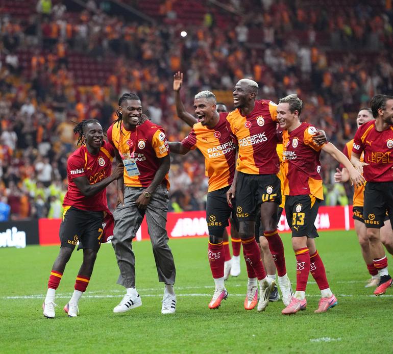 Osimhen leads Leao's initiation with the fans.