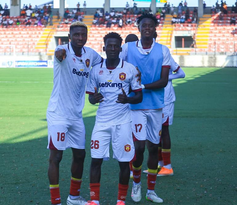 Umar Dan’azumi celebrates with his Ikorodu City teammatess.