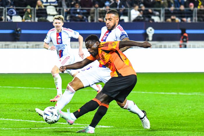 Moses Simon in action for Paris FC during the dramatic 3-3 draw against Lyon, battling for possession.