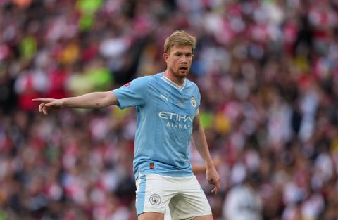 Kevin De Bruyn showing his leadership qualities || Imago