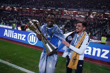 Zaidu Sanusi celebrates Porto's Cup victory