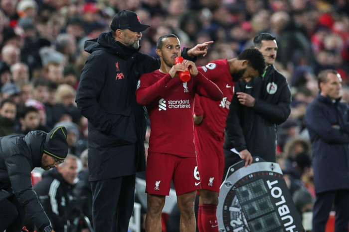 Premier League Liverpool v Leicester City Jürgen Klopp manager of Liverpool gives Thiago Alcantara || Image credit: Imago