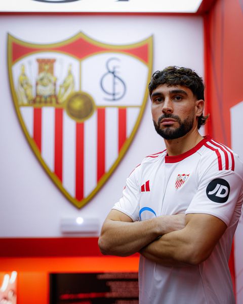 Neal Maupay signs for Sevilla || Imago