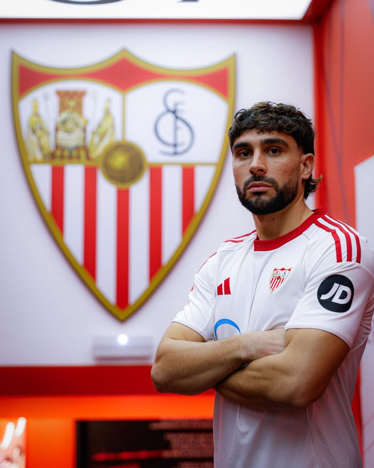 Neal Maupay signs for Sevilla || Imago