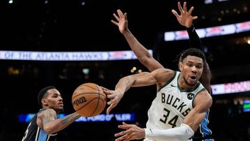 Giannis Antetokounmpo erupts for 36 PTS to lead Bucks past Atlanta Hawks