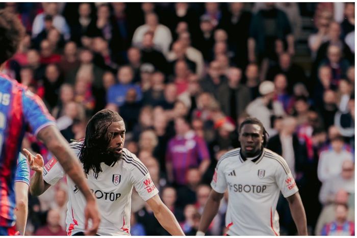 Alex Iwobi unhappy after defeat to Palace.