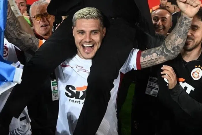 Galatasaray triker Mauro Icardi celebrates the Turkish Super Lig title win