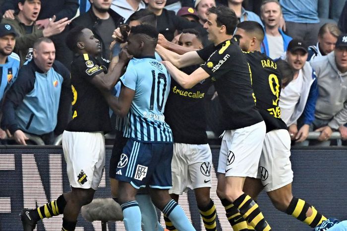 Erick Ouma chocking an opponent in the Swedish Derby.