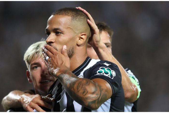 Super Eagles defender William Troost-Ekong celebrates his goal for PAOK. Image: PAOK/X)
