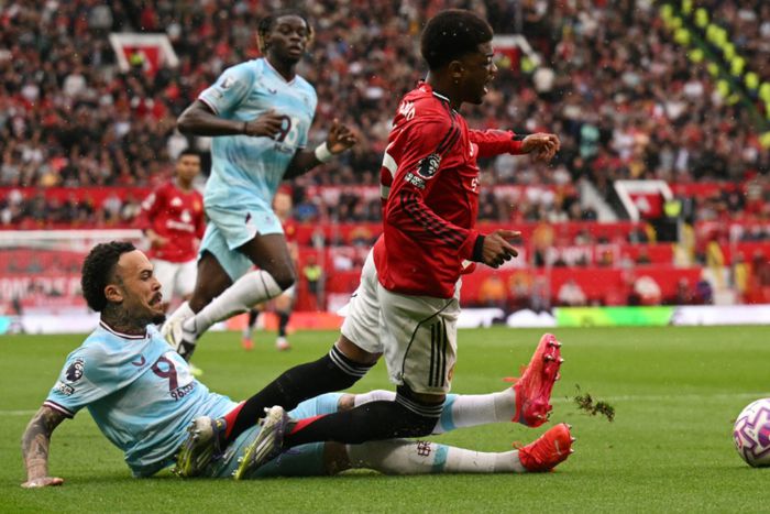 The decision is correct- Ex-EPL referee Mark Clattenberg on Man Utd's penalty vs Burnley