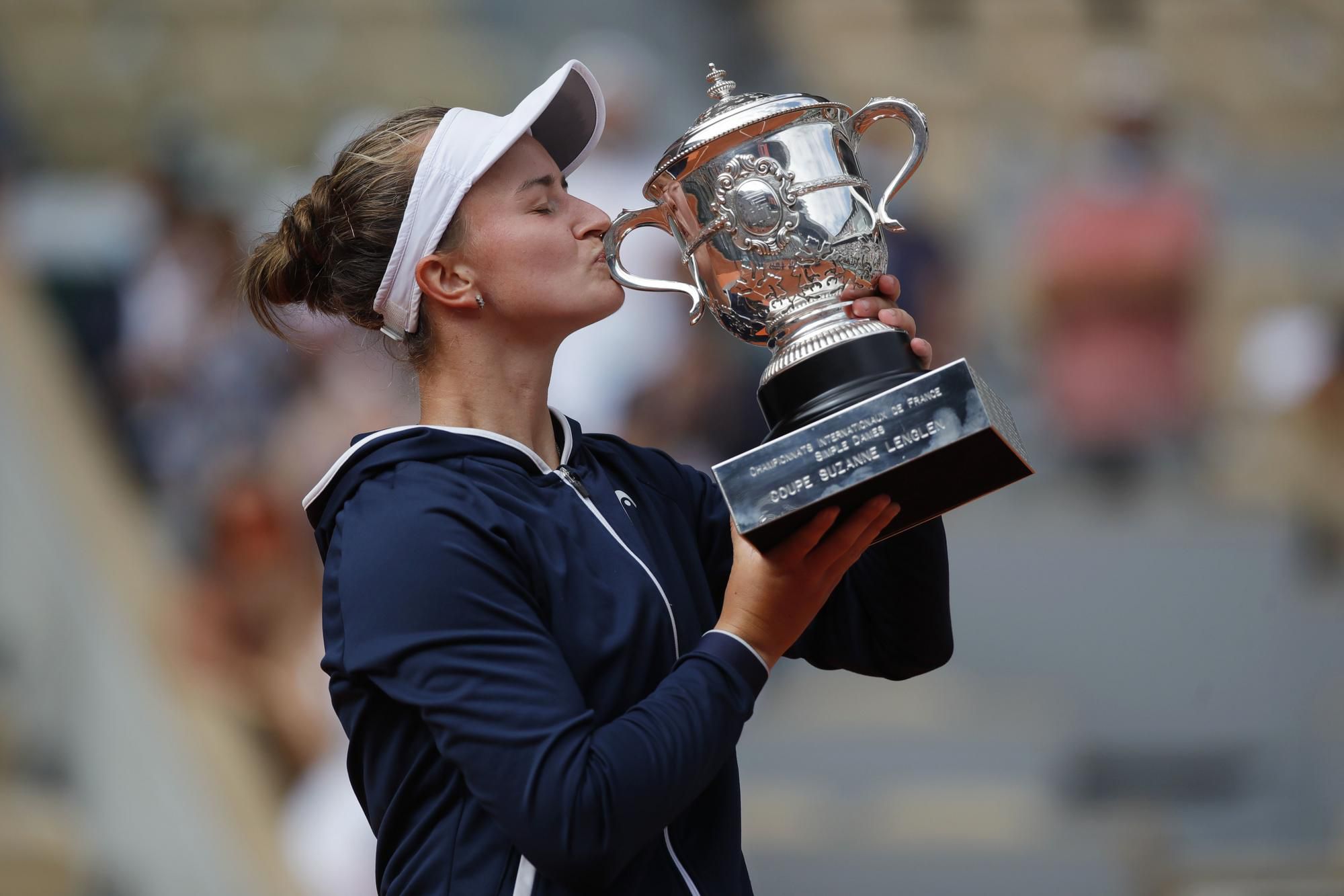 Barbora Krejčíková s trofejou