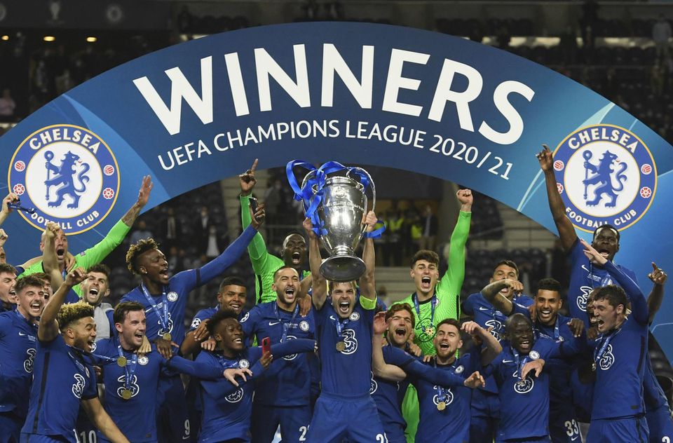 Finále Ligy majstrov: Manchester City - Chelsea (Futbalisti Chelsea oslavujú triumf s víťaznou trofejou)