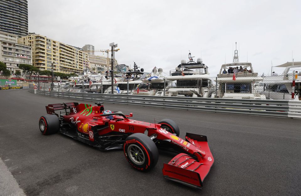 Charles Leclerc na Ferrari počas kvalifikácie na Veľkú cenu Monaka