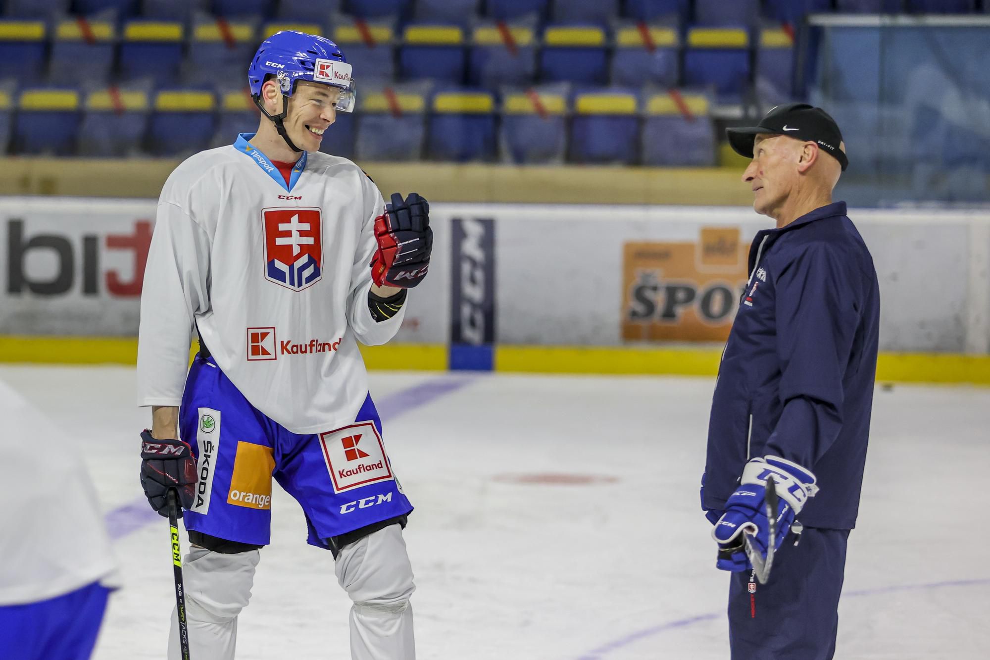 Marek Ďaloga a tréner Craig Ramsay počas prípravného kempu slovenskej hokejovej reprezentácie