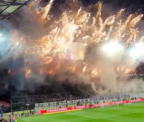 Pyrotechnické peklo na finále pohára! Slovenského futbalistu zasiahla svetlica