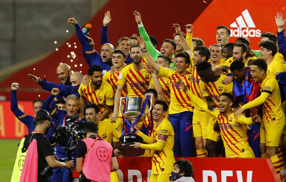 Hráči FC Barcelona oslavujú zisk Copa del Rey