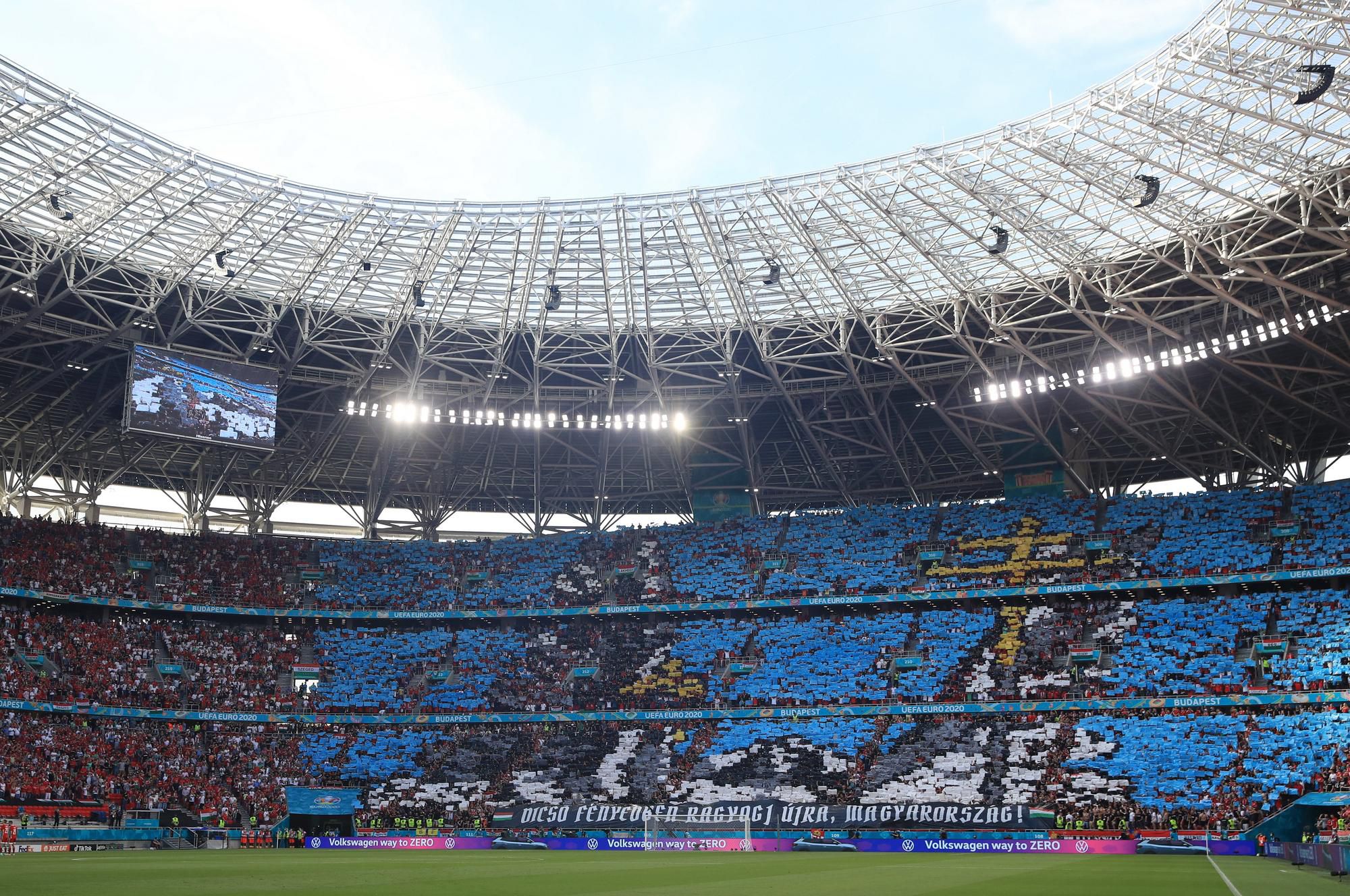 Fanúšikovia na zápase Maďarsko - Portugalsko v Budapešti.