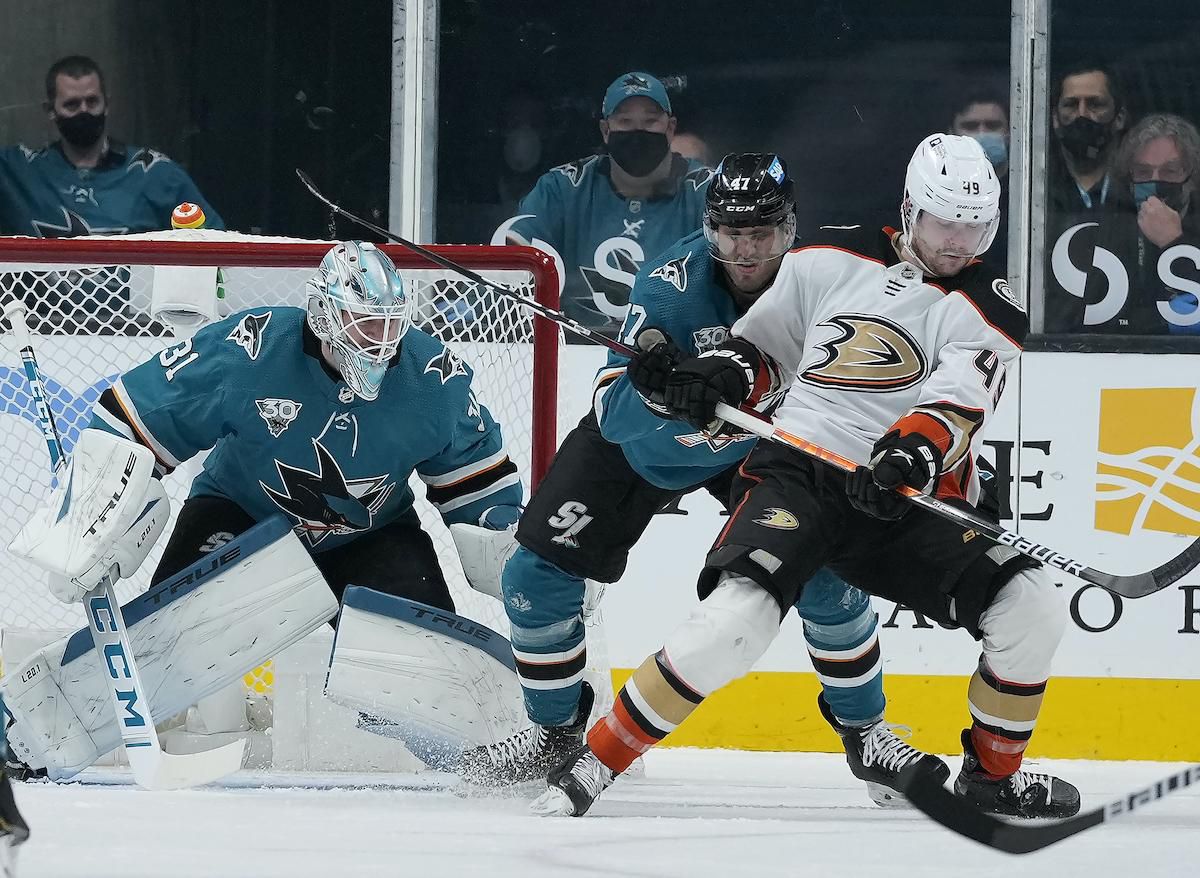 Uprostred slovenský obranca Sharks Christián Jaroš, vpravo útočník Ducks Max Jones a vľavo brankár San Jose Martin Jones.