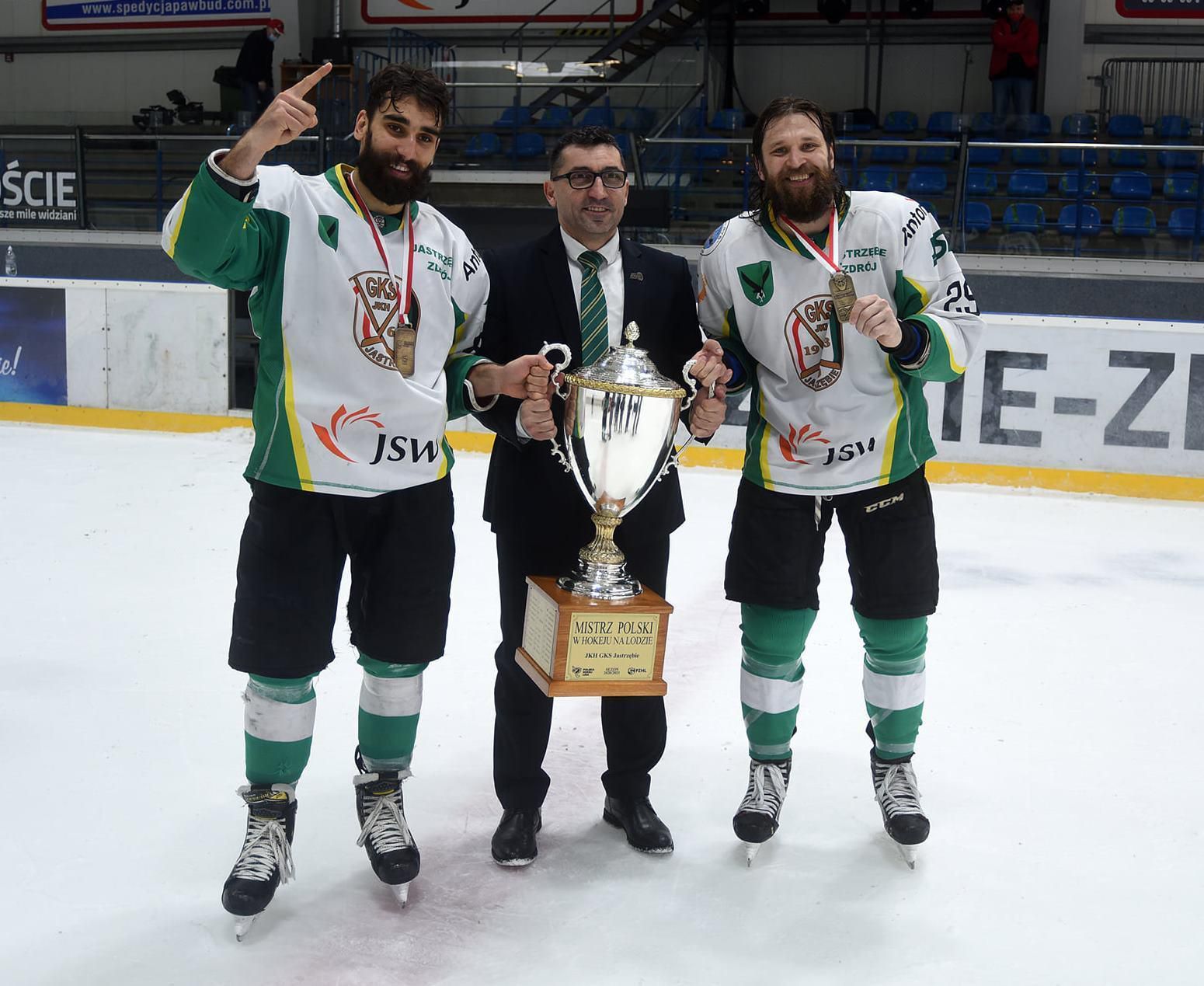 Slovenská trojica Roman Rác (vľavo), Róbert Kaláber (v strede) a Marek Hovorka (vpravo) pózuje s trofejou pre poľského ligového šampióna