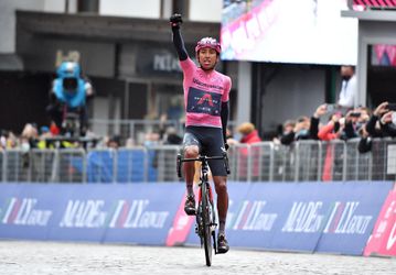 Giro: Kráľovskú etapu vyhral Egan Bernal, Peter Sagan si v náročných podmienkach udržal cyklámenový dres