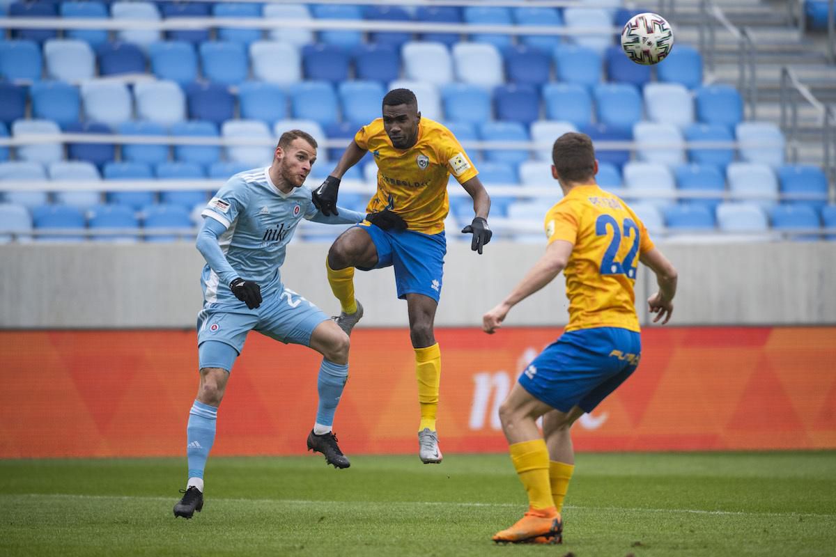 Lukáš Pauschek (Slovan), Alieu Fadera (Pohronie) a Bernard Petrák (Pohronie).