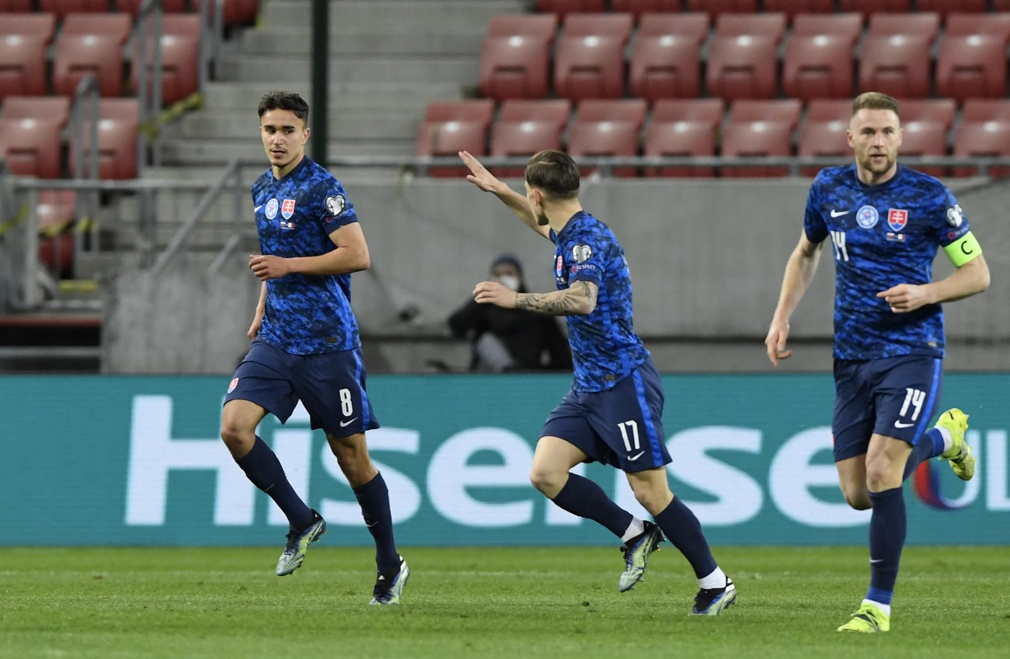 Hráči Slovenska oslavujú gól Davida Strelca (vľavo)
