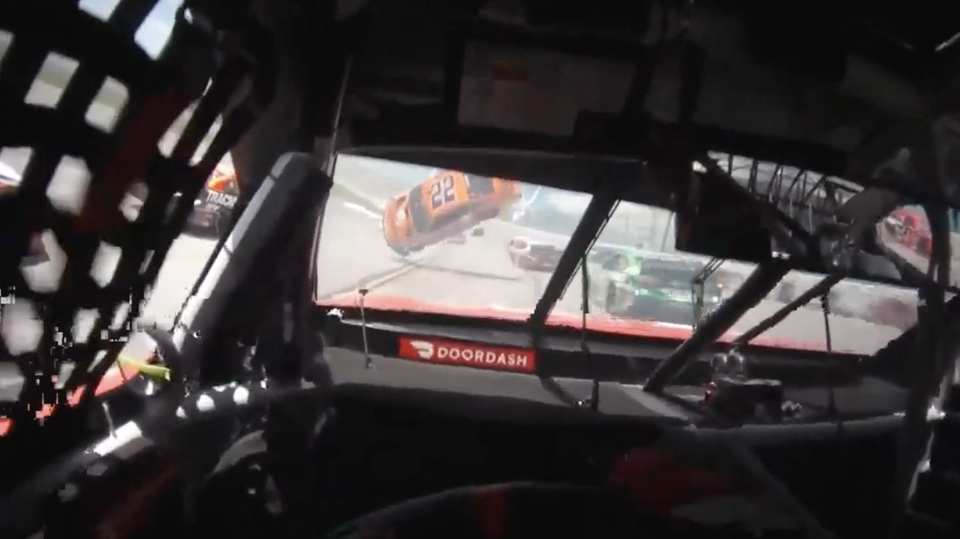 VIDEO: Hororová situácia v NASCAR