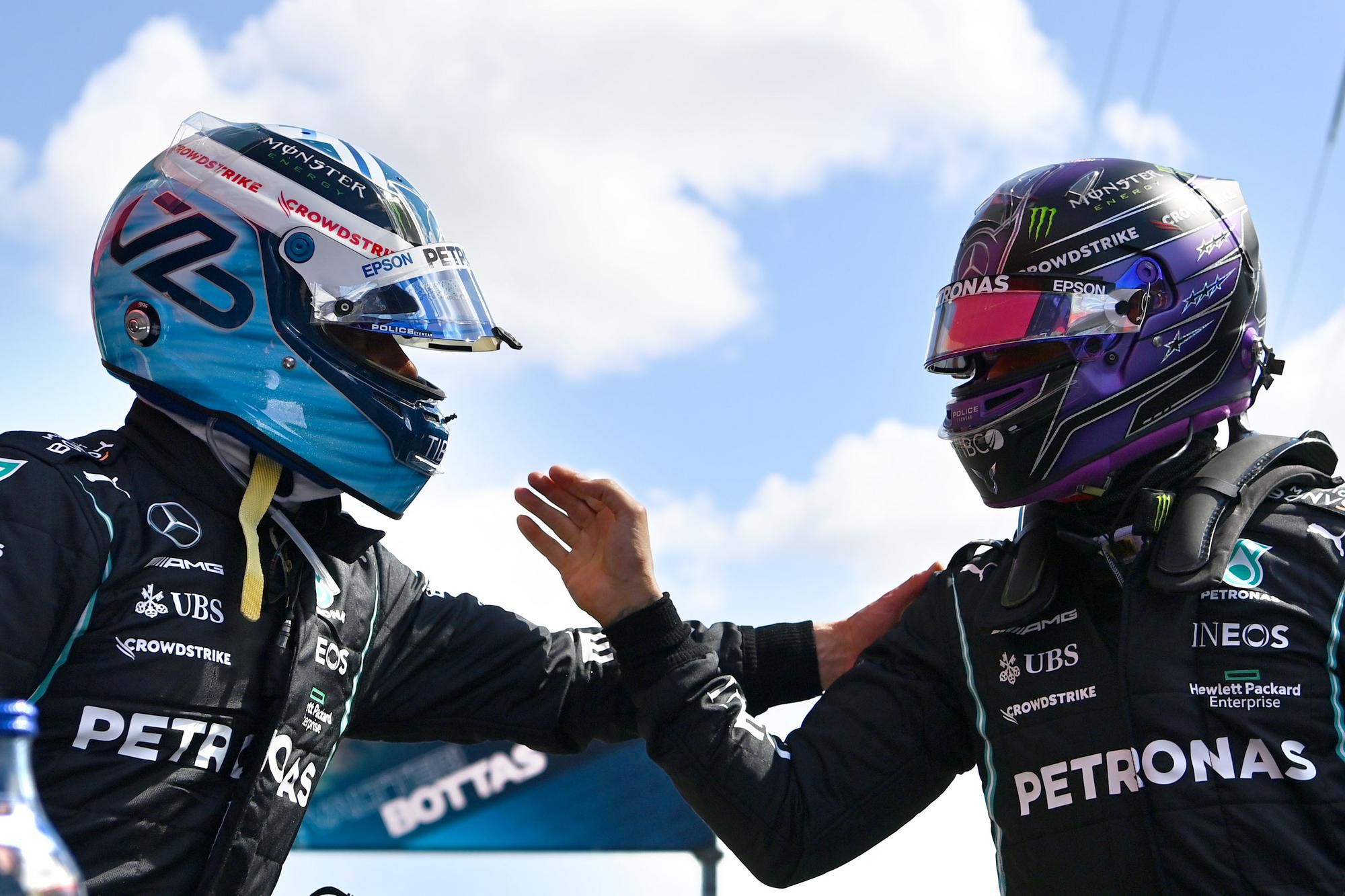 Jazdci Mercedesu Valtteri Bottas a Lewis Hamilton po Veľkej cene Portugalska 2021.