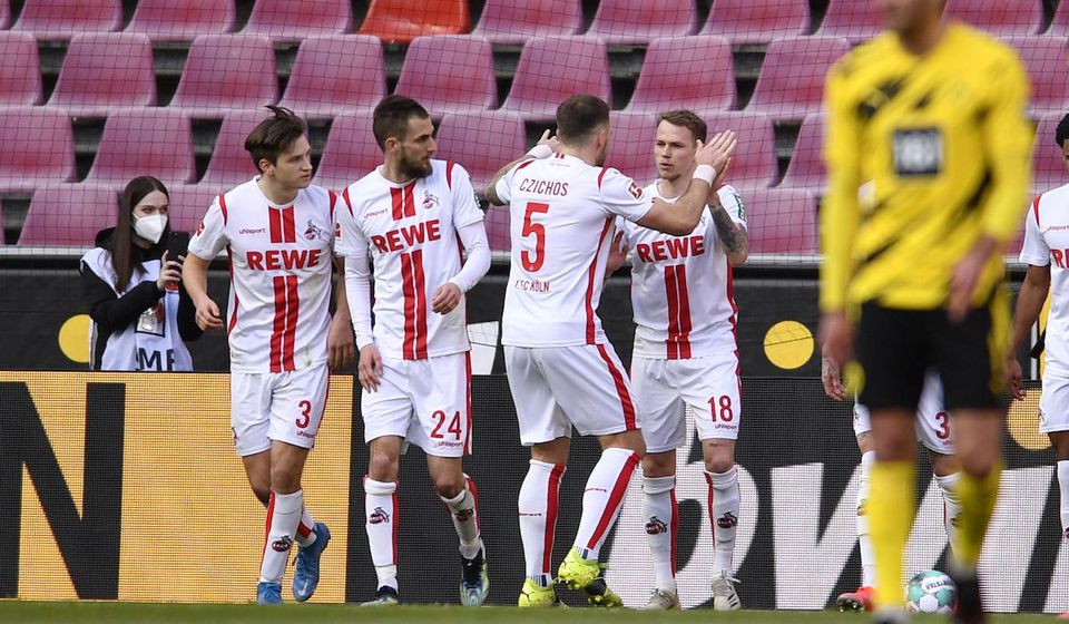 Ondrej Duda oslavuje so spoluhráčmi z 1. FC Kolín