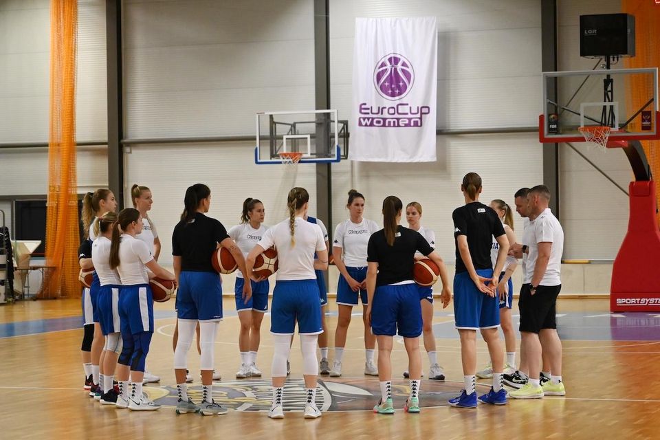 Hráčky a tréneri ženskej basketbalovej reprezentácie.