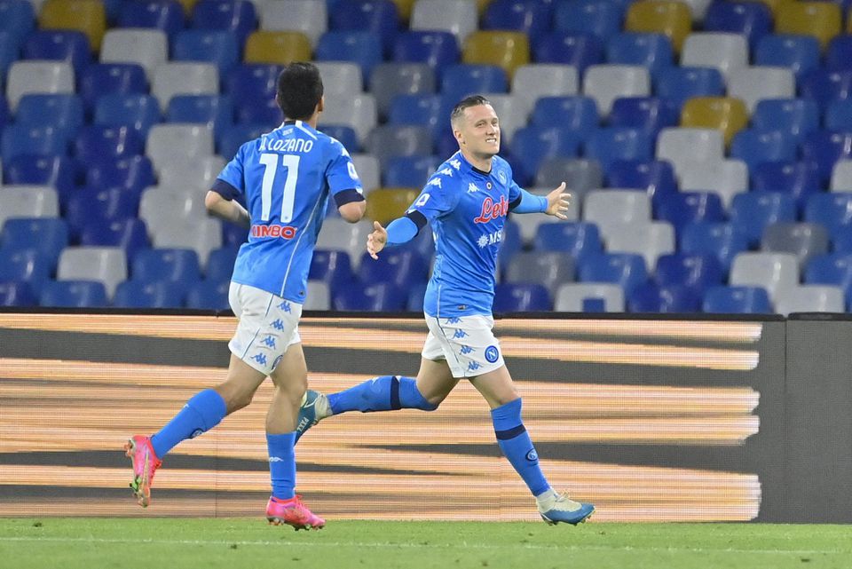 Futbalista SSC Neapol Piotr Zielinski sa teší po strelení gólu.