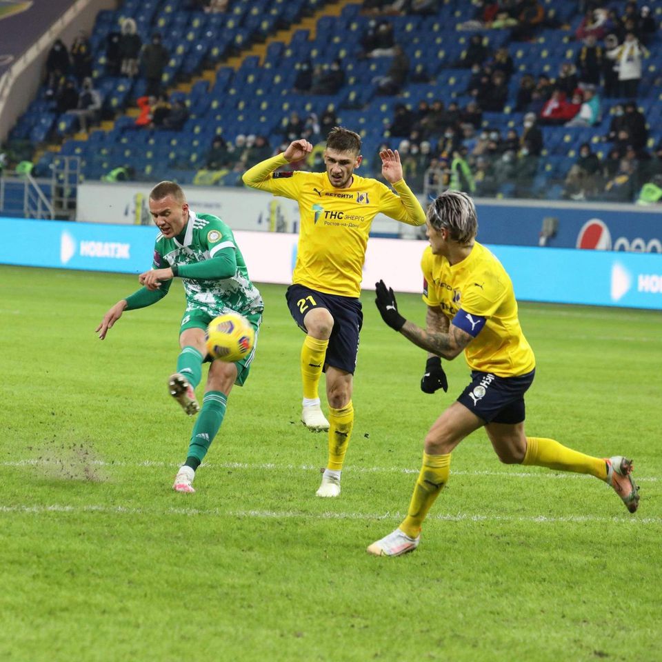 Ladislav Almási (vľavo) v pohárovom zápase proti FK Rostov.