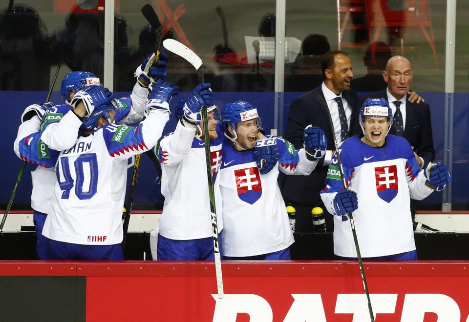 MS v hokeji 2021: Slovensko - Rusko: slovenská striedačka oslavuje tretí gól do siete Ruska