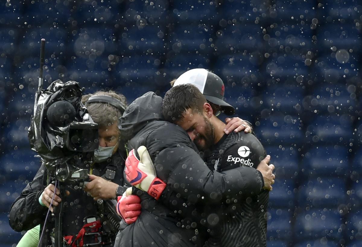 Tréner Liverpoolu Jurgen Klopp a brankár Alisson.