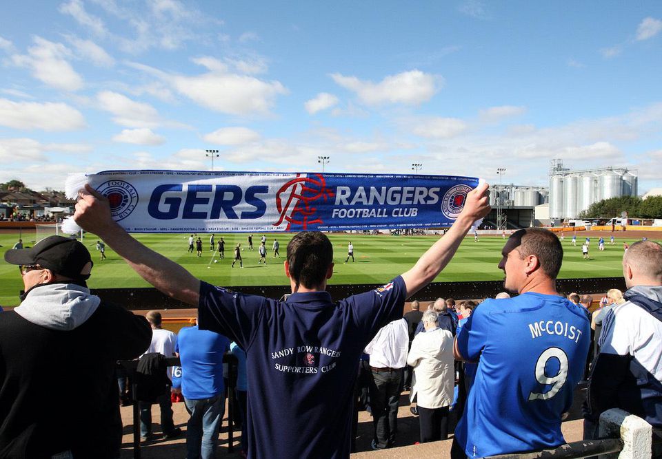 Futbaloví fanúšikovia Glasgowu Rangers.