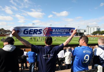 Vražda po glasgowskom derby, priaznivci Rangers mali podrezať fanúšika Celticu
