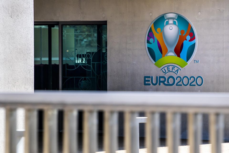 Logo odložených futbalových majstrovstiev Európy EURO 2020 je vedľa vchodu do sídla UEFA vo švajčiarskom Nyone.