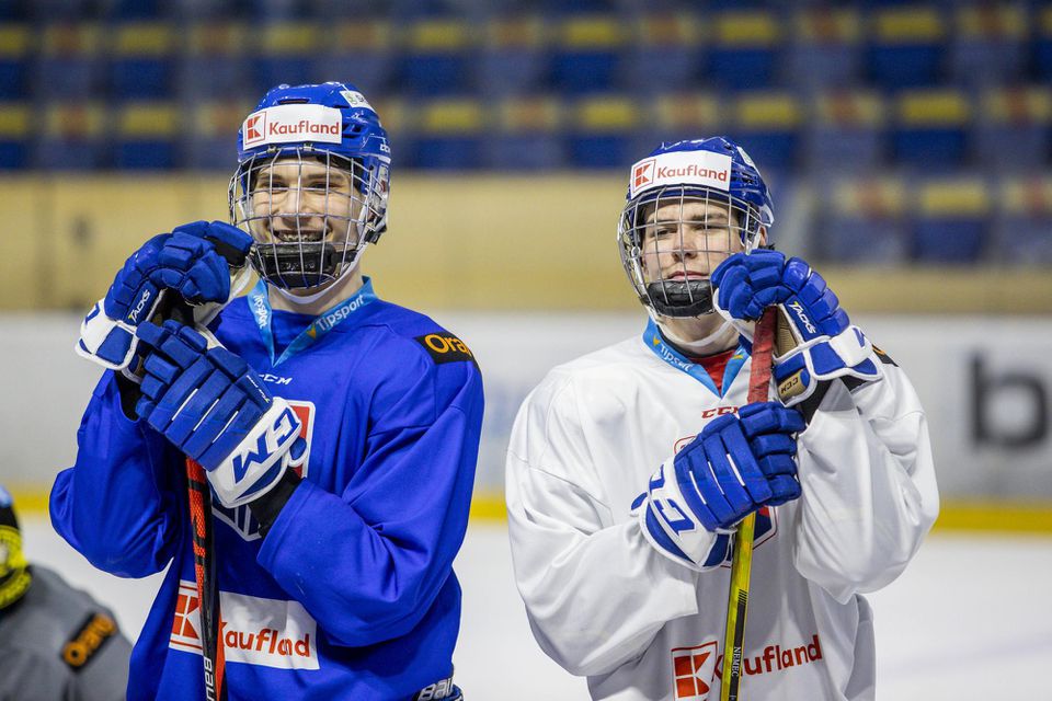 Juraj Slafkovský a Šimon Nemec počas tréningu slovenskej hokejovej reprezentácie.